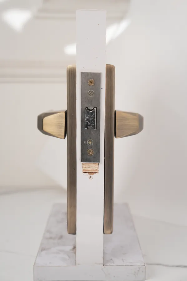 Brown_White_Metal_Modern_Bronze_Finish_Lever_Door_Handle_Lock_Set