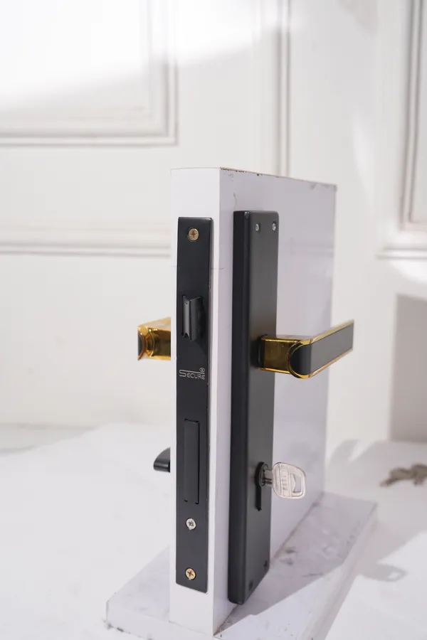 Black_And_Gold_White_Metal_Modern_Lever_Door_Handle_Lock_Set