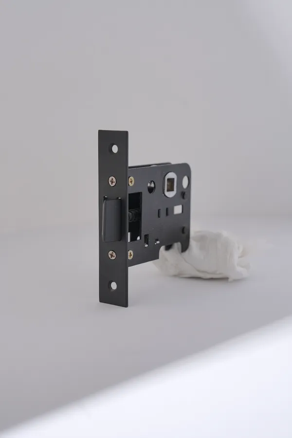 Black_White_Metal_Modern_Lever_Door_Handle_Lock_Set