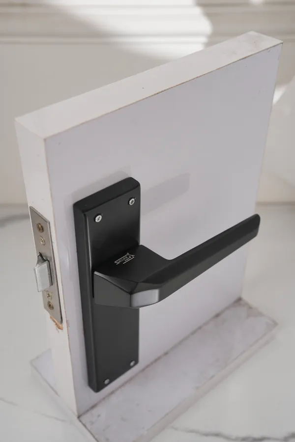 Black_White_Metal_Modern_Lever_Door_Handle_Lock_Set