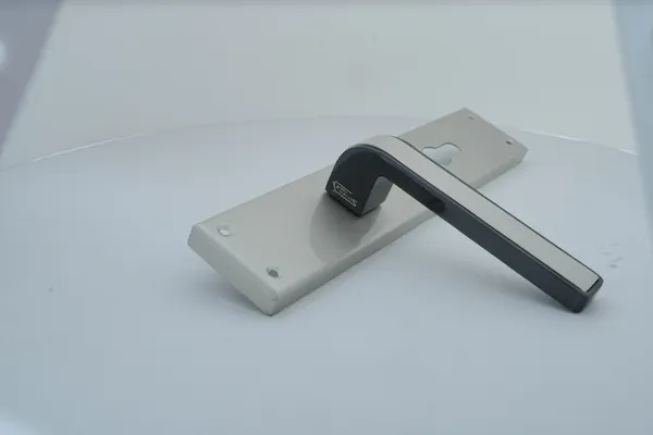 Silver_And_Black_White_Metal_Modern_White_Lever_Door_Handle_Set