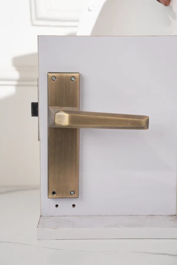 Brown_White_Metal_Modern_Bronze_Finish_Lever_Door_Handle_Lock_Set