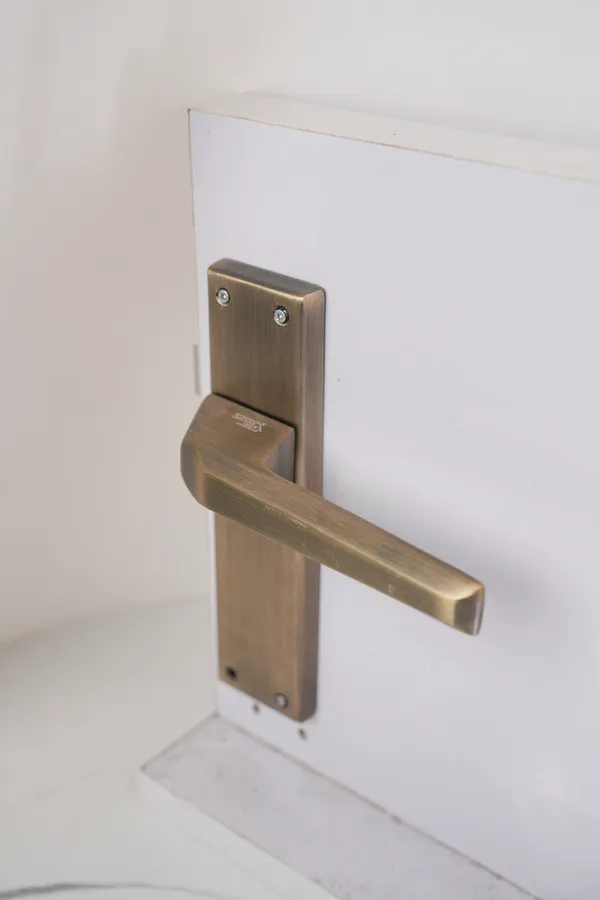 Brown_White_Metal_Modern_Bronze_Finish_Lever_Door_Handle_Lock_Set