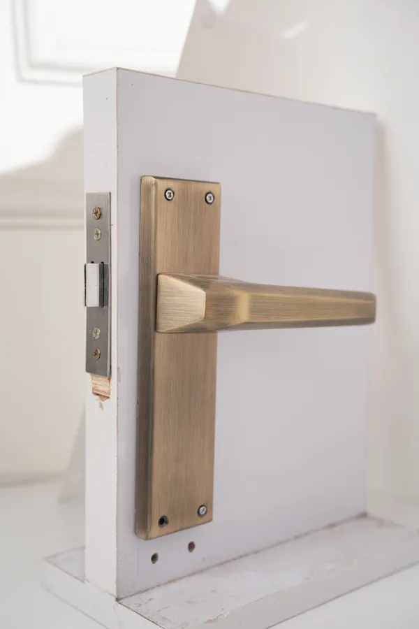 Brown_White_Metal_Modern_Bronze_Finish_Lever_Door_Handle_Lock_Set