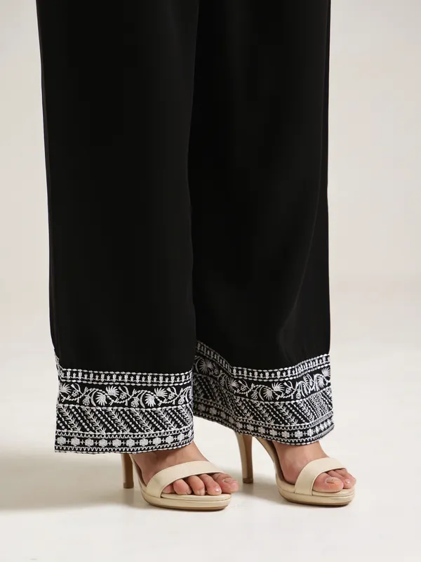Black_And_White_Embroidered_Kurta_Set_for_Women