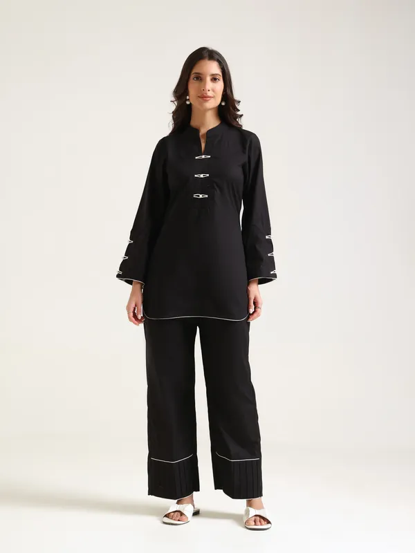 Black_Straight_Fit_Kurta_Pant_Set_for_Women