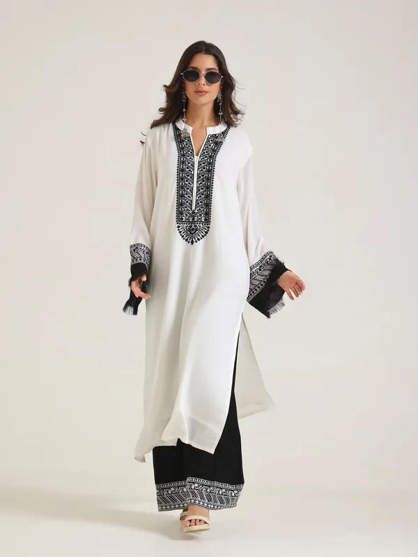 Black_And_White_Embroidered_Kurta_Set_for_Women