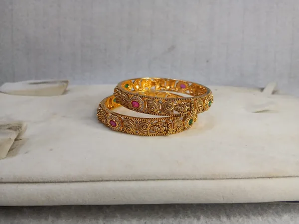 Royal_Swirls_Ruby_&_Emerald_Gold_Bangles