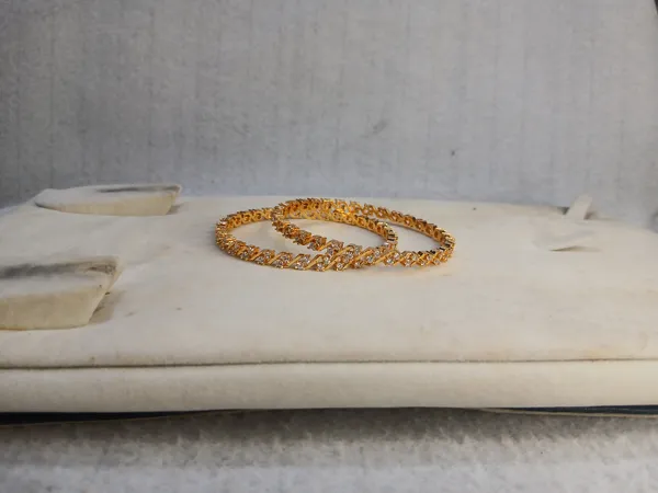 Lumina_Chevron_Gold_Bangle_Set