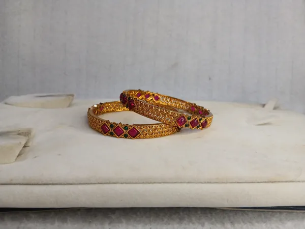 Heritage_Crimson_&_Gold_Filigree_Bangles