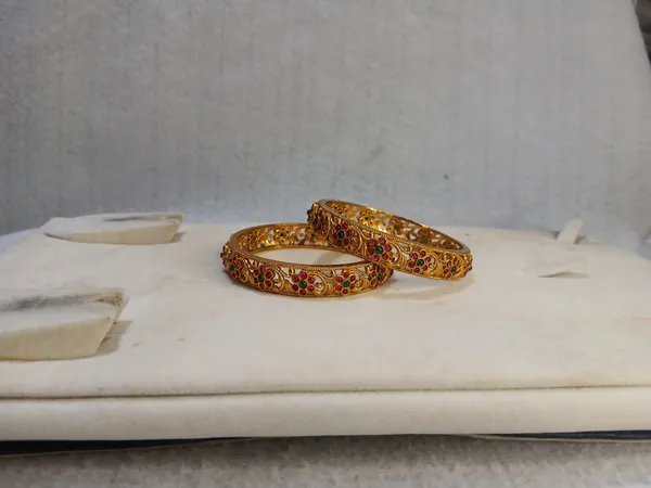 Enchanted_Garden_Ruby_&_Emerald_Gold_Bangles