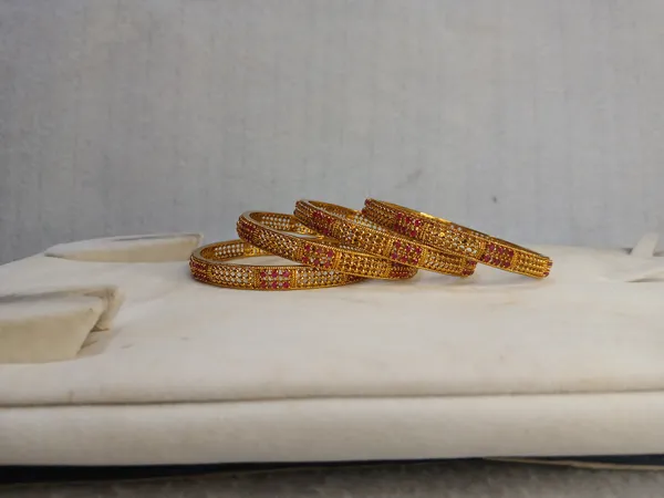 Heritage_Crimson_Mesh_Gold_Bangles