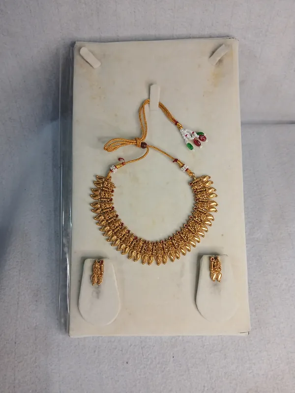 Traditional_Goddess_Lakshmi_Mango-Motif_Choker_Set