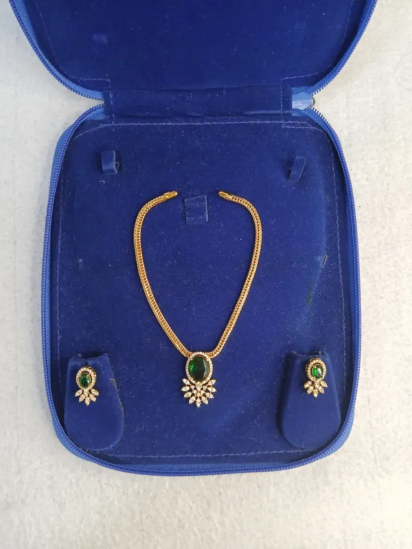 Ethereal_Green-Hued_Minimalist_Jewellery_Set