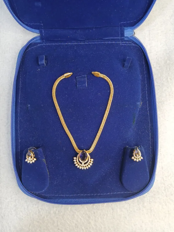 Ethereal_Deep-Blue_Minimalist_Jewellery_Set