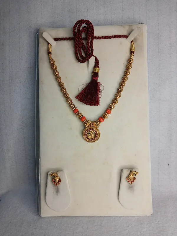 Peacock_Motif_Coral_Bead_Necklace_Set