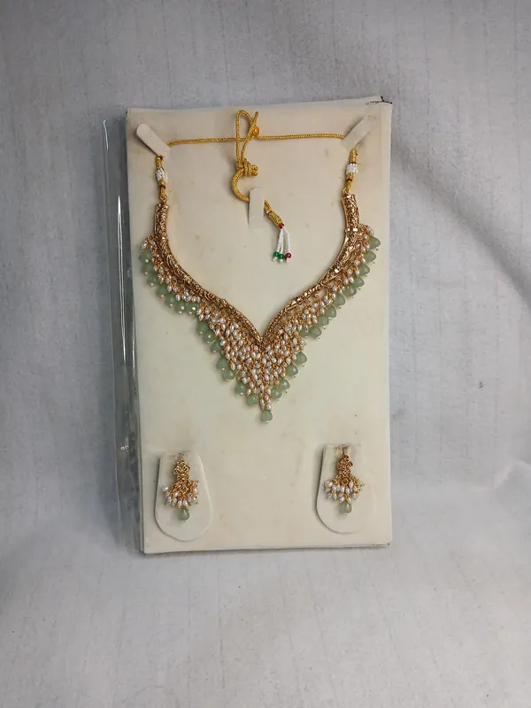 Regal_V-Shape_Floral_Necklace_Suite