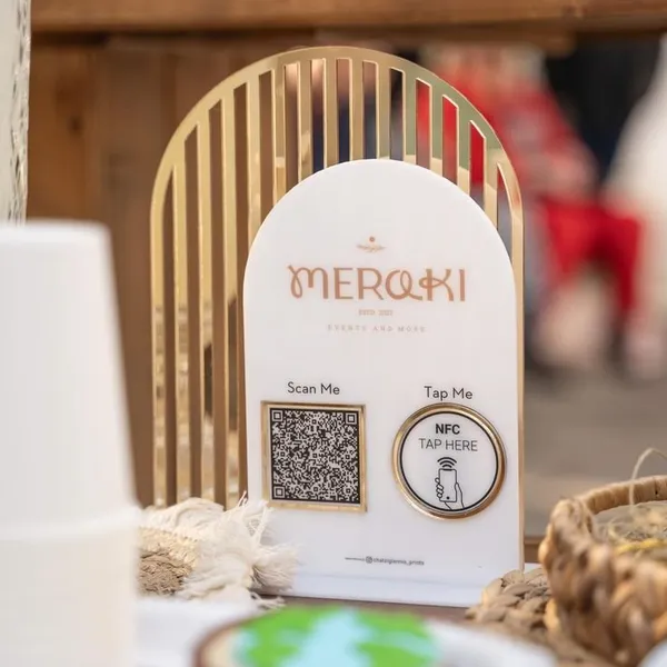 Acrylic_Gold_White_Qr_Code_Stand_For_Shops