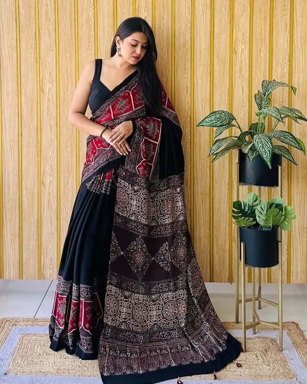 Black_Muslin_Printed_Saree_For_Women