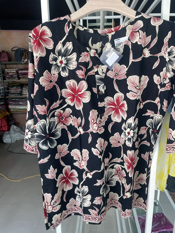 Black_Floral_Print_Short_Kurti_for_Women