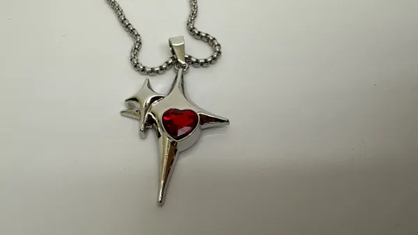 Silver_Compass_Heart_Pendant_Necklace_for_Unisex