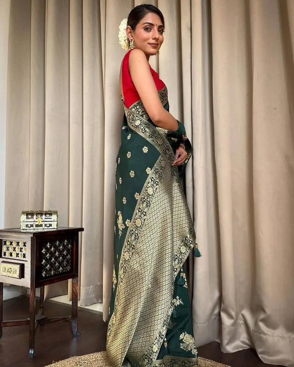 Floral_Weaving_Dark_Green_Banarasi_Silk_Saree_Default_Title