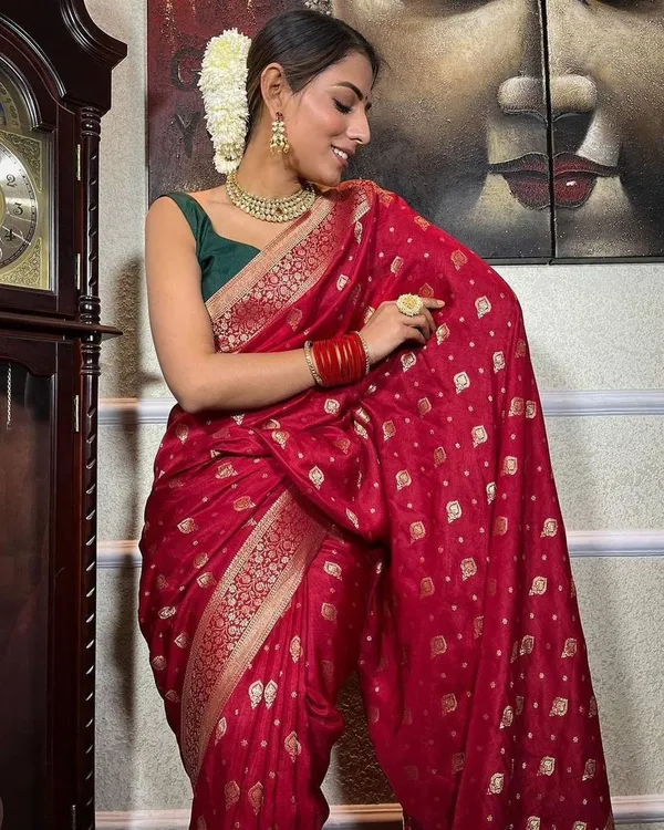 Red_Classic_Designer_Banarasi_Silk_Saree_Default_Title
