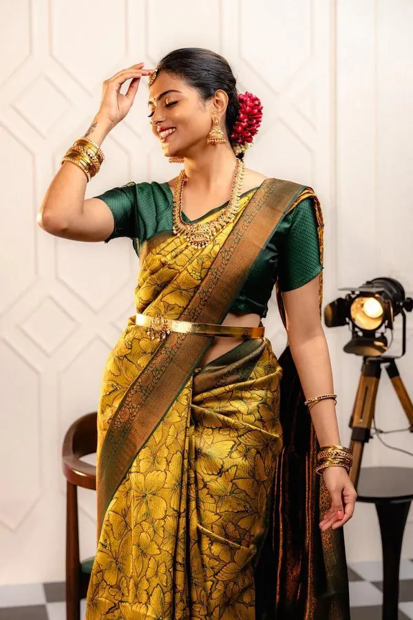 Yellow_Classic_Traditional_Designer_Banarasi_Soft_Silk_Saree_Default_Title