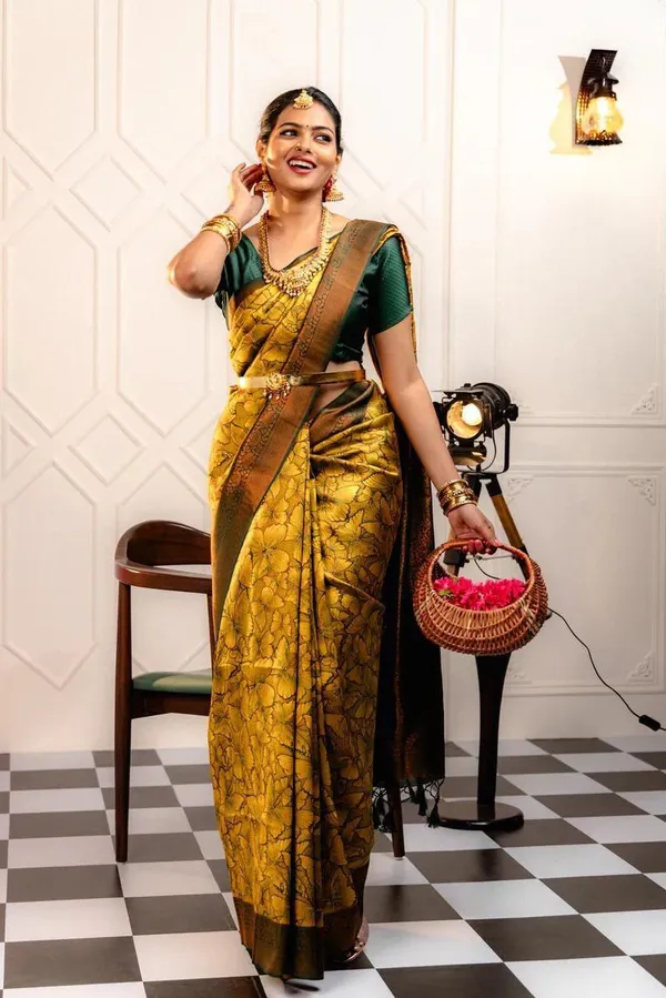 Yellow_Classic_Traditional_Designer_Banarasi_Soft_Silk_Saree_Default_Title