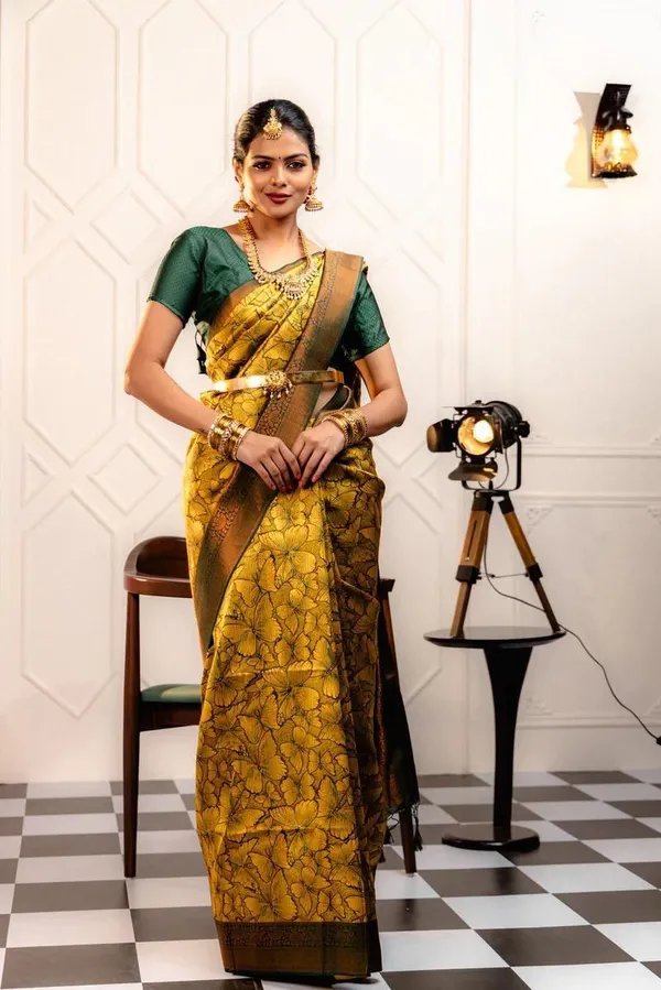 Yellow_Classic_Traditional_Designer_Banarasi_Soft_Silk_Saree_Default_Title