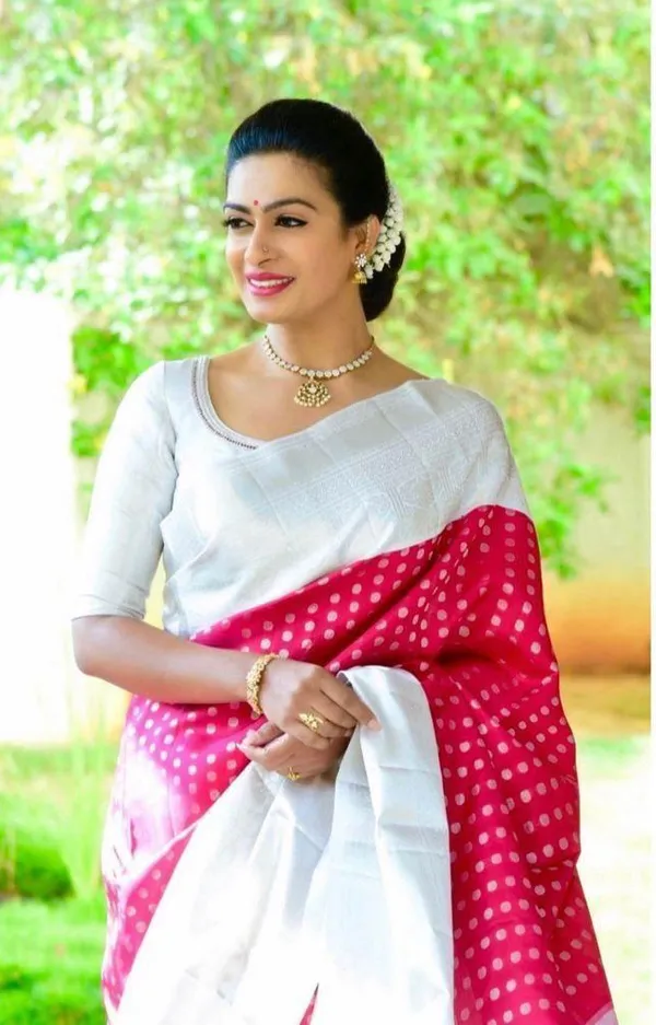 Pearl_White_Banarasi_Soft_Silk_Saree_With_Rani_Pink_Gold_Zari_Weaving_Jacquard_Border_Default_Title