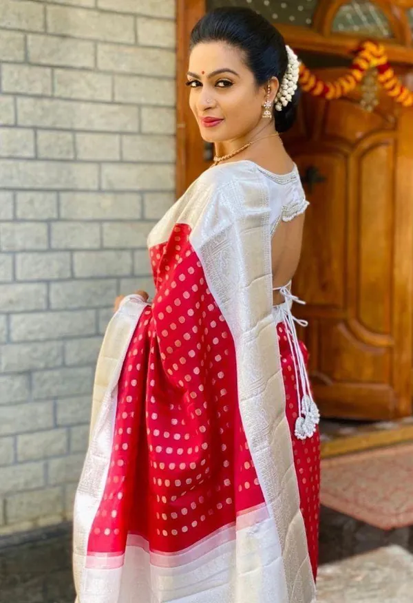 Pearl_White_Banarasi_Soft_Silk_Saree_With_Rani_Pink_Gold_Zari_Weaving_Jacquard_Border_Default_Title