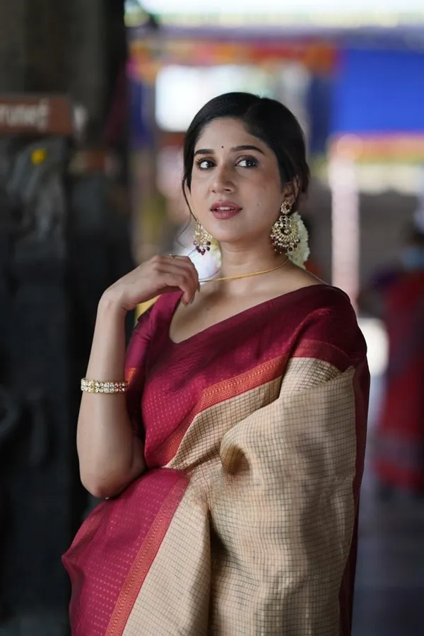 Beige_Banarasi_Soft_Silk_Saree_With_Maroon_Jacquard_Woven_Border_Default_Title