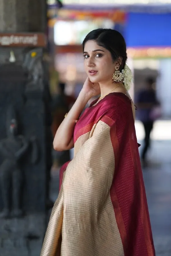 Beige_Banarasi_Soft_Silk_Saree_With_Maroon_Jacquard_Woven_Border_Default_Title