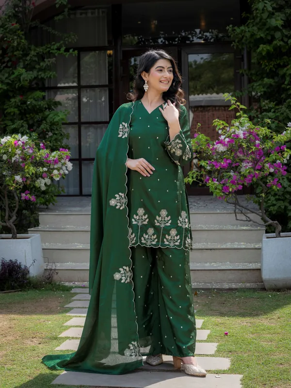 Emerald_Green_Premium_Chinon_Readymade_Salwar_Suit_With_Embroidered_Scalloped_Border