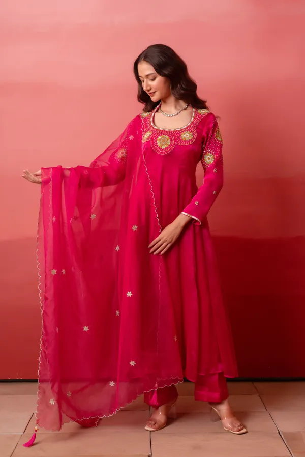 Ethnivo_Magenta_Organza_Anarkali_Suit_With_Golden_Scalloped_Border