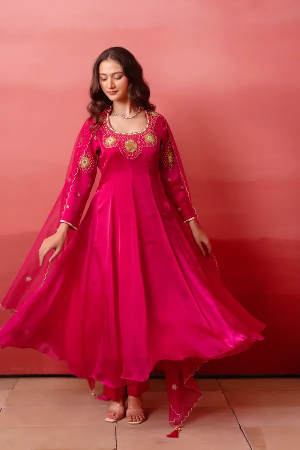 Ethnivo_Magenta_Organza_Anarkali_Suit_With_Golden_Scalloped_Border