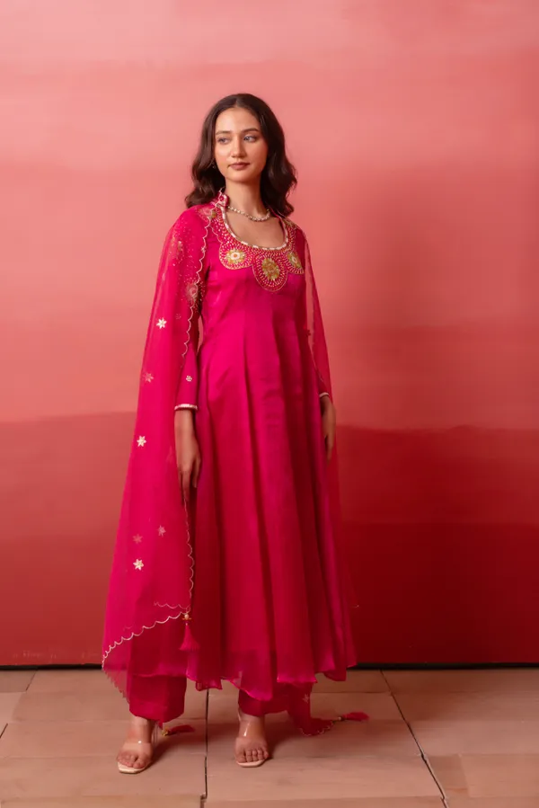 Ethnivo_Magenta_Organza_Anarkali_Suit_With_Golden_Scalloped_Border