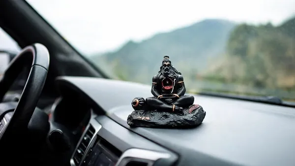 _Hanuman_Ji_Car_Dashboard_Statue_with_Ram_Ji_Heart_Divine_Hanuman_Decorative_Showpiece__-__12_cm_(Polyresin,_Black)