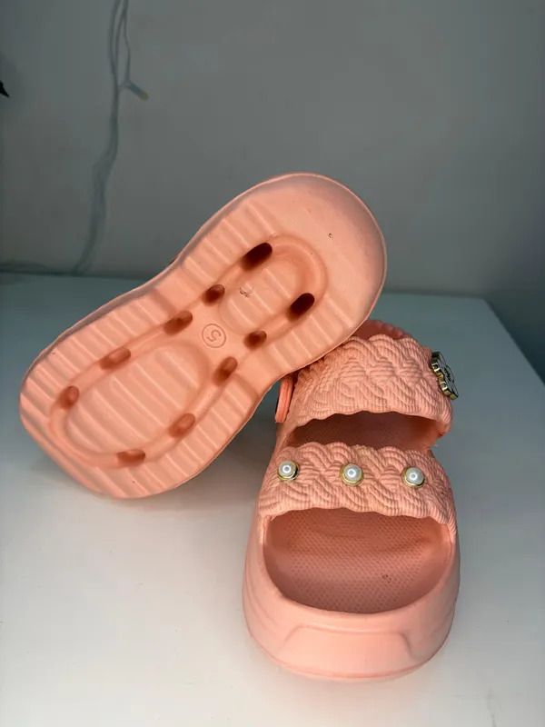 Peach_Eva_Floral_Crossover_Strap_Platform_Sandals_For_Girls