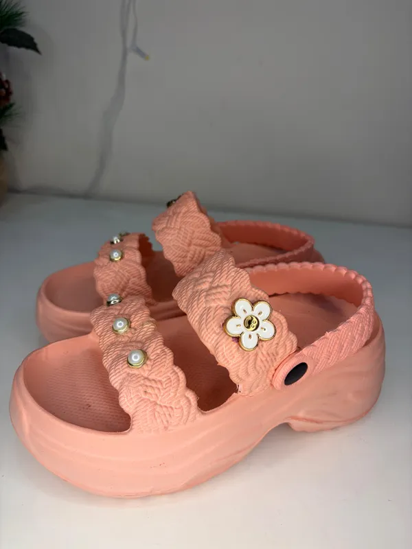 Peach_Eva_Floral_Crossover_Strap_Platform_Sandals_For_Girls