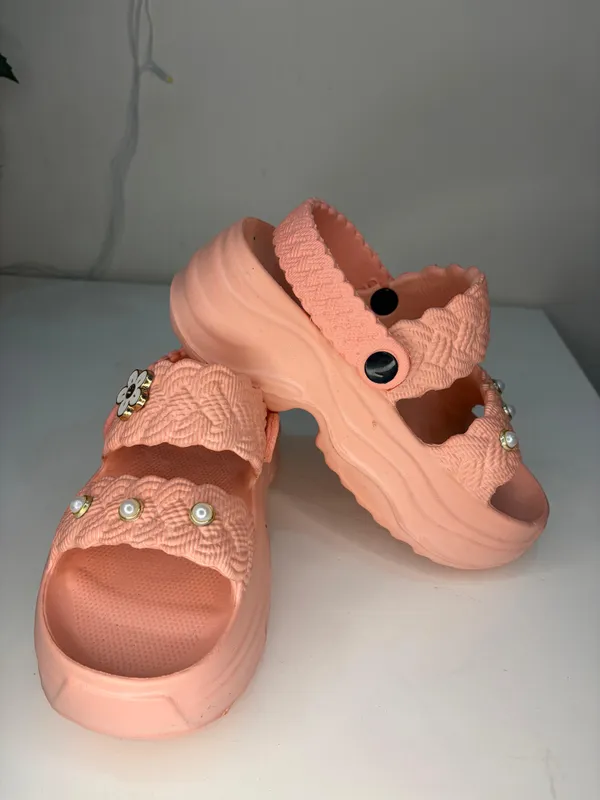 Peach_Eva_Floral_Crossover_Strap_Platform_Sandals_For_Girls