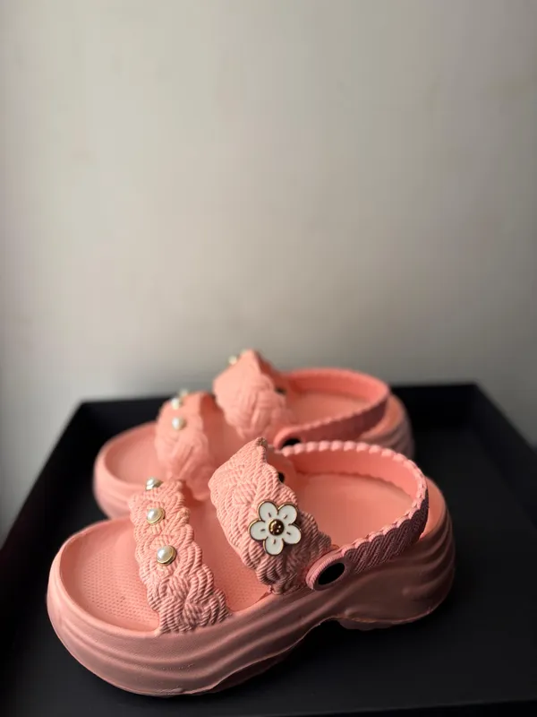 Peach_Eva_Floral_Crossover_Strap_Platform_Sandals_For_Girls