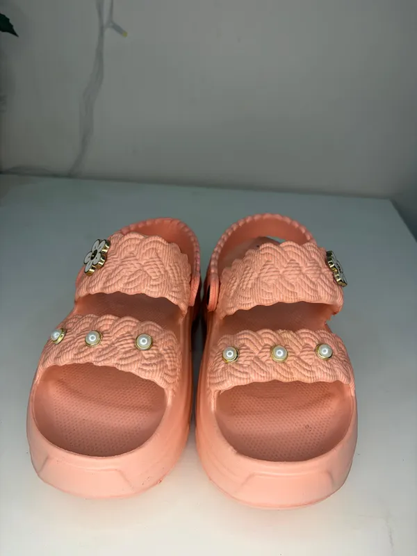 Peach_Eva_Floral_Crossover_Strap_Platform_Sandals_For_Girls
