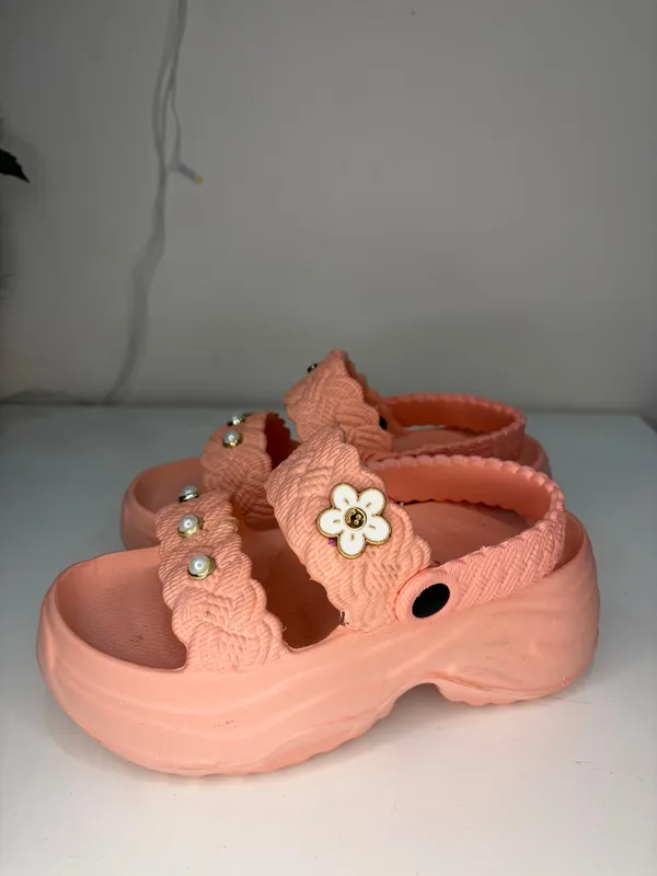 Peach_Eva_Floral_Crossover_Strap_Platform_Sandals_For_Girls