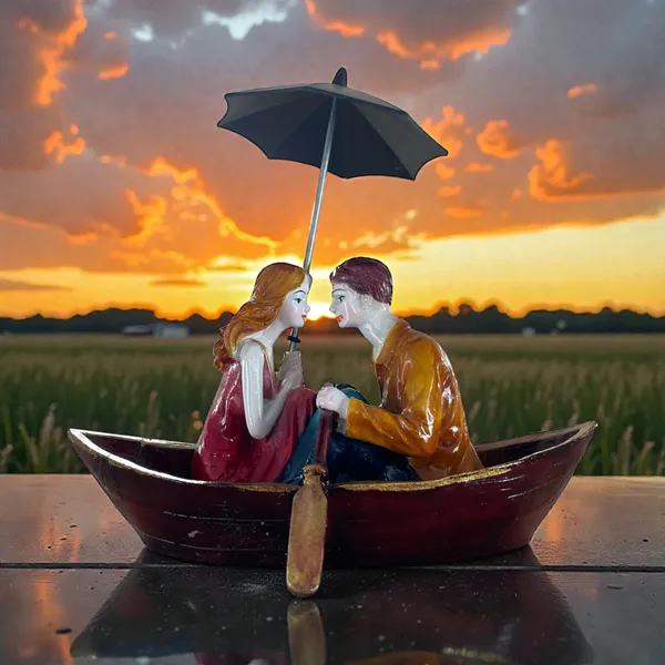 Romantic_Couple_Boat_Figurine_Set_With_Umbrella