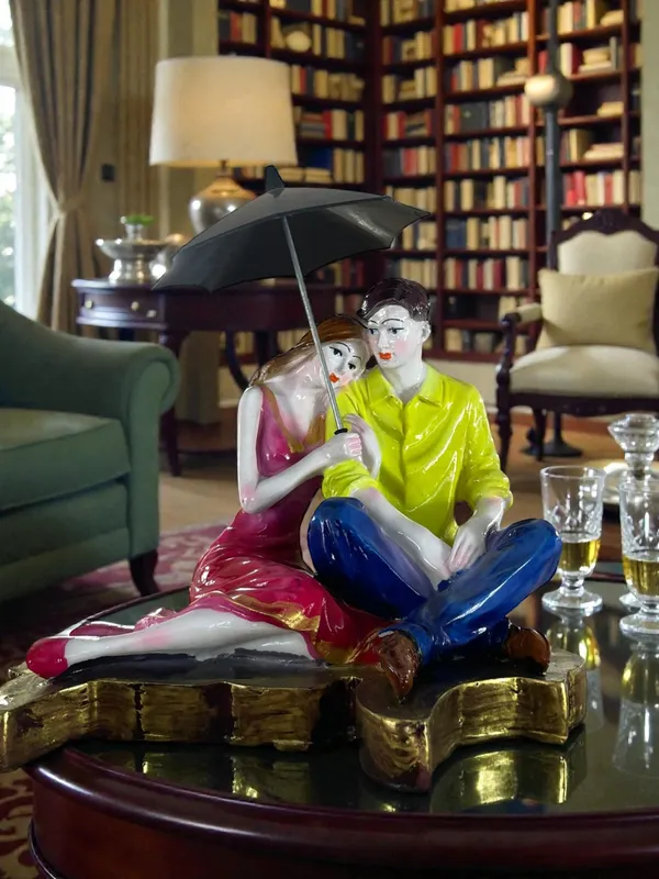 Multicolour_Couple_Under_Umbrella_Decorative_Figurine