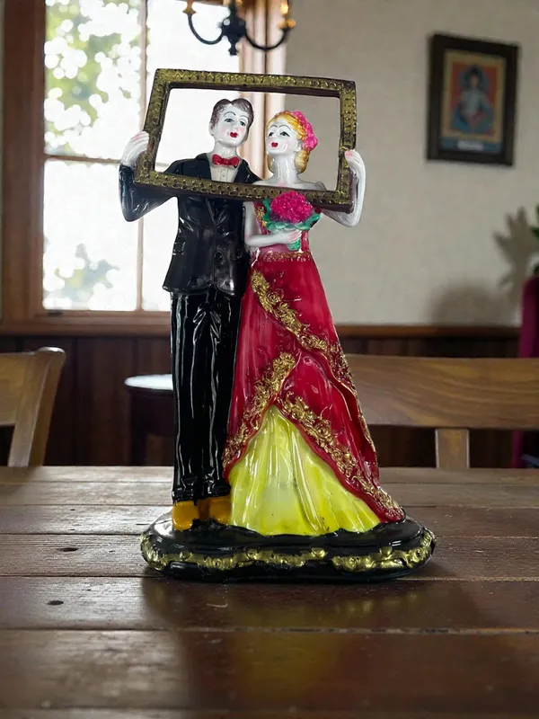 Decorative_Couple_Holding_Frame_Showpiece