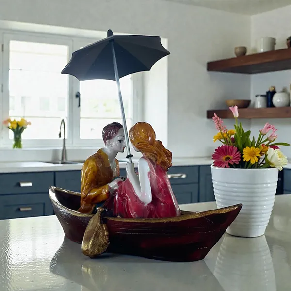 Romantic_Couple_Boat_Figurine_Set_With_Umbrella