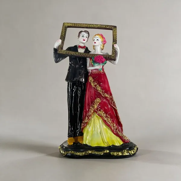 Decorative_Couple_Holding_Frame_Showpiece